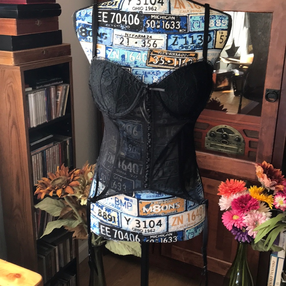 Delicates bustier with garters.